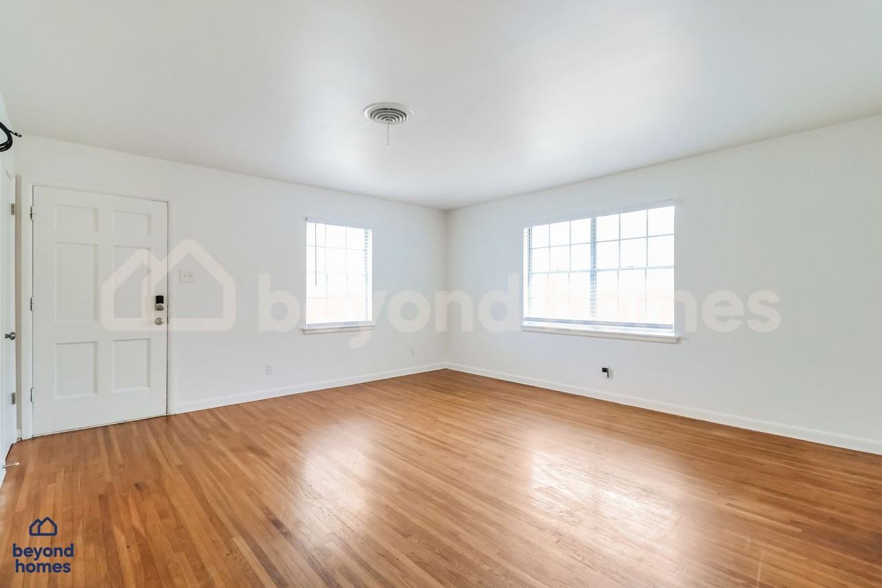 10006 Raymond Dr - Photo 4 of 26