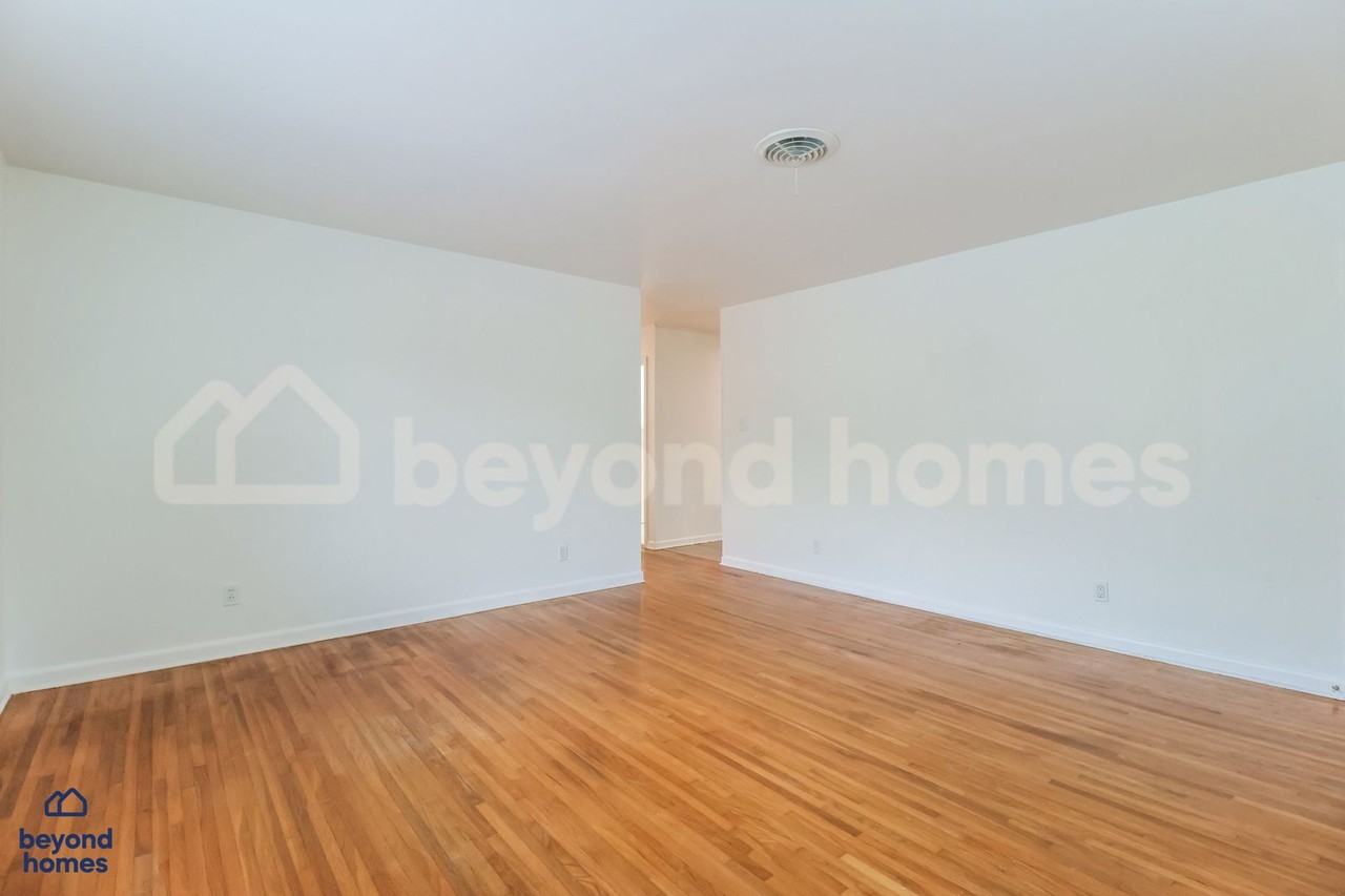 10006 Raymond Dr - Photo 5 of 26