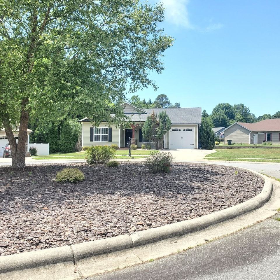 2103 Chantilly Ln - Photo 2 of 4