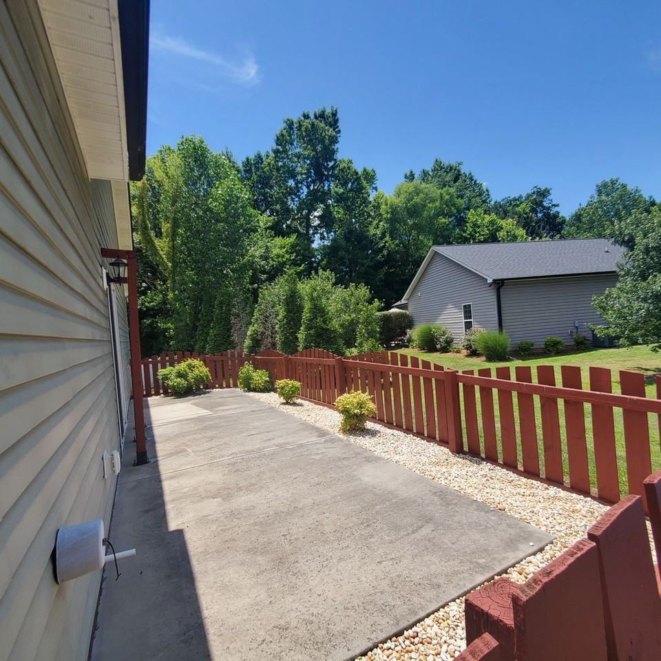 2103 Chantilly Ln - Photo 4 of 4