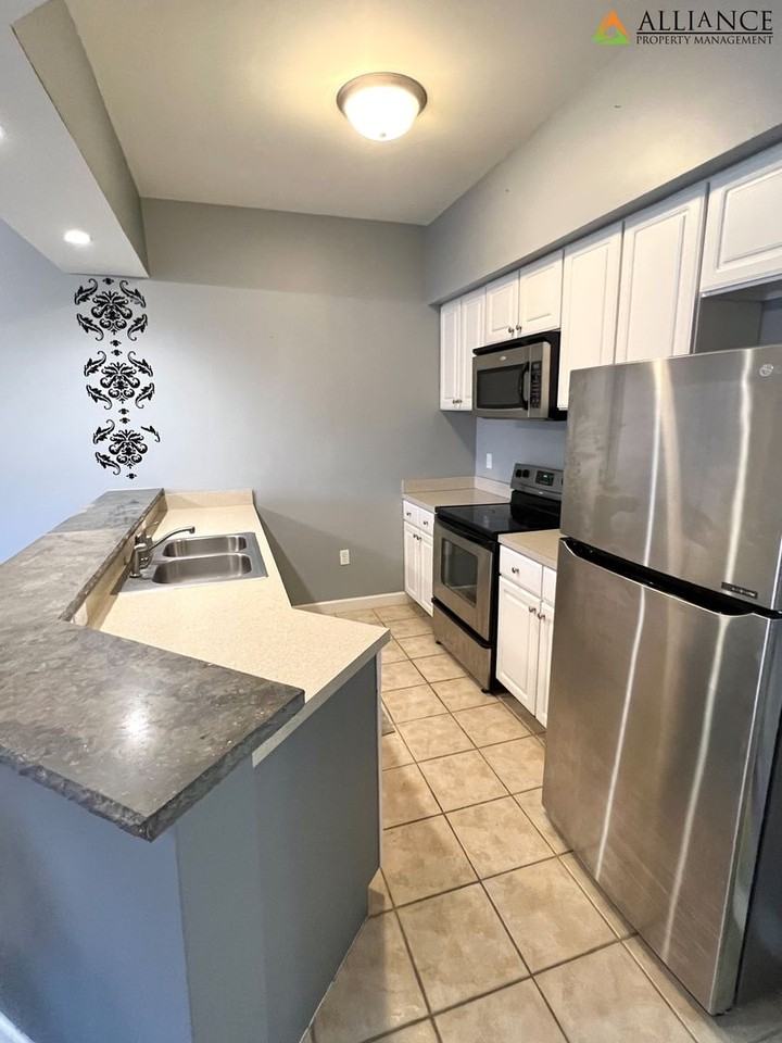 2211 College Ave #103 - Photo 2 of 11