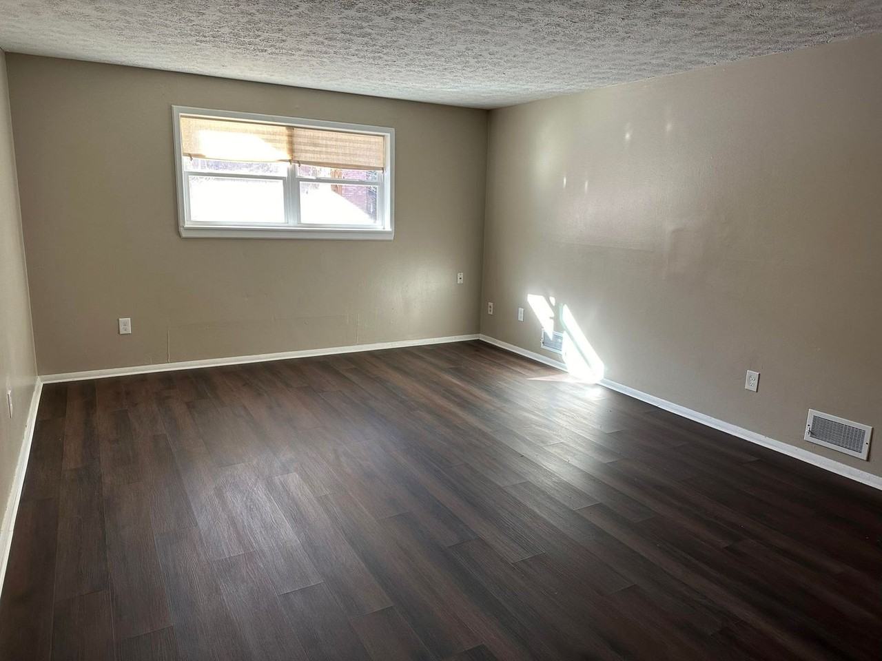 4902 - BLDG - Photo 2 of 50