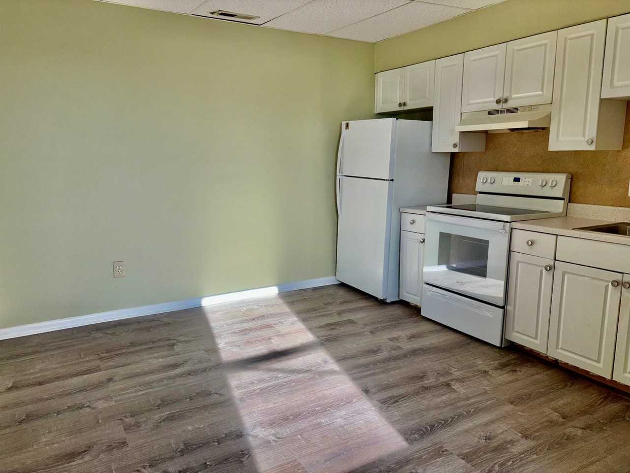 2546 S Broad St - Photo 2 of 10