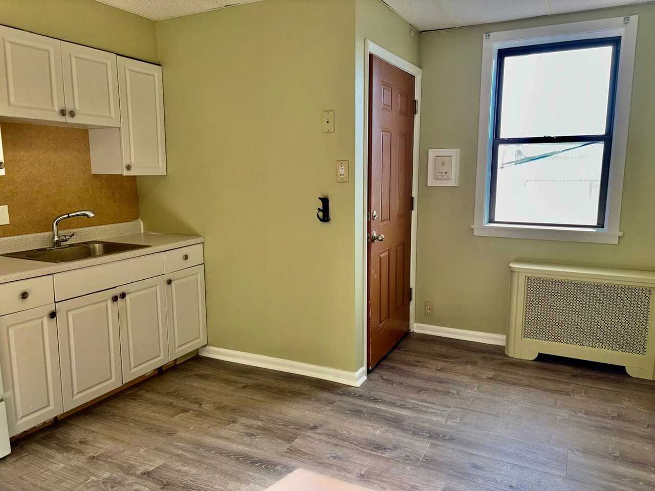 2546 S Broad St - Photo 3 of 10