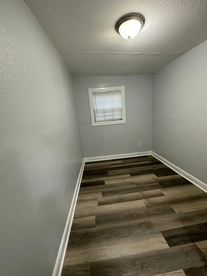 1436 W 25th St - Photo 3 of 22