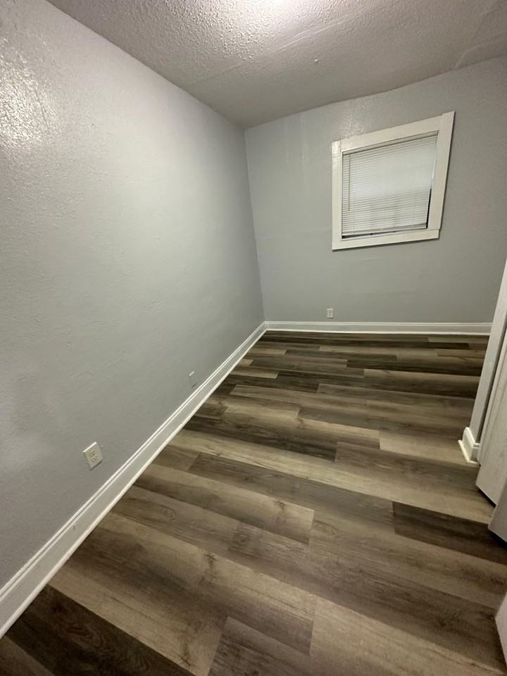 1436 W 25th St - Photo 4 of 22