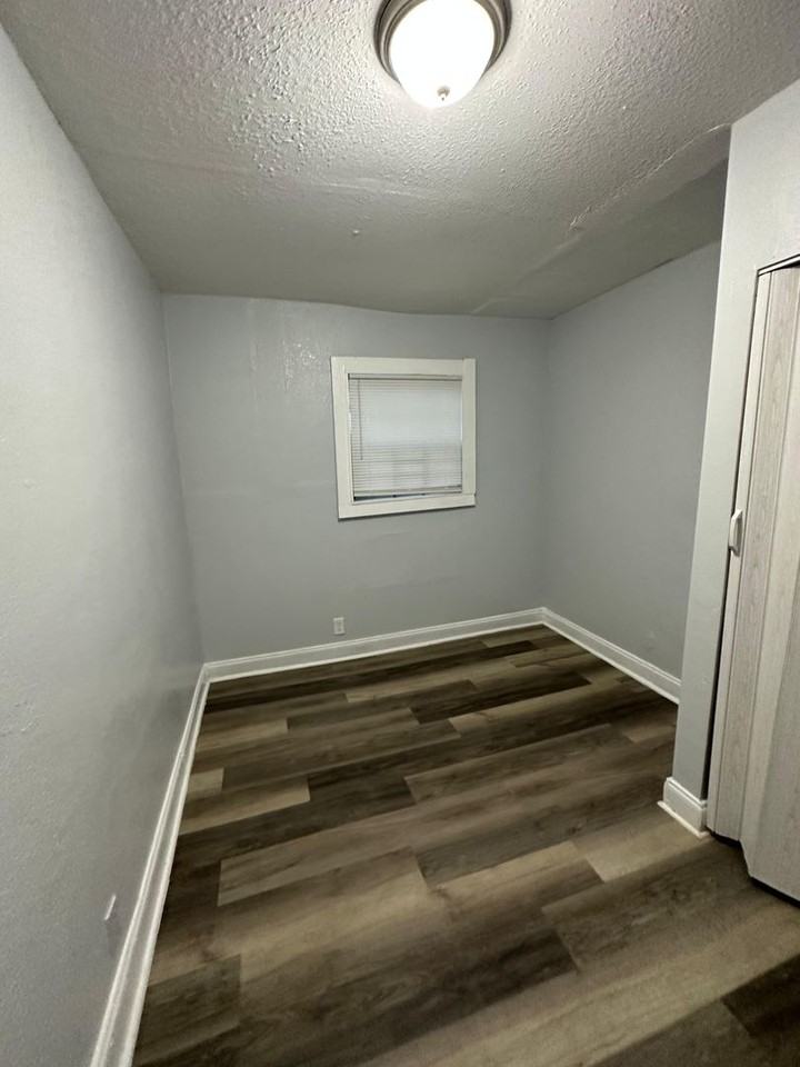 1436 W 25th St - Photo 5 of 22