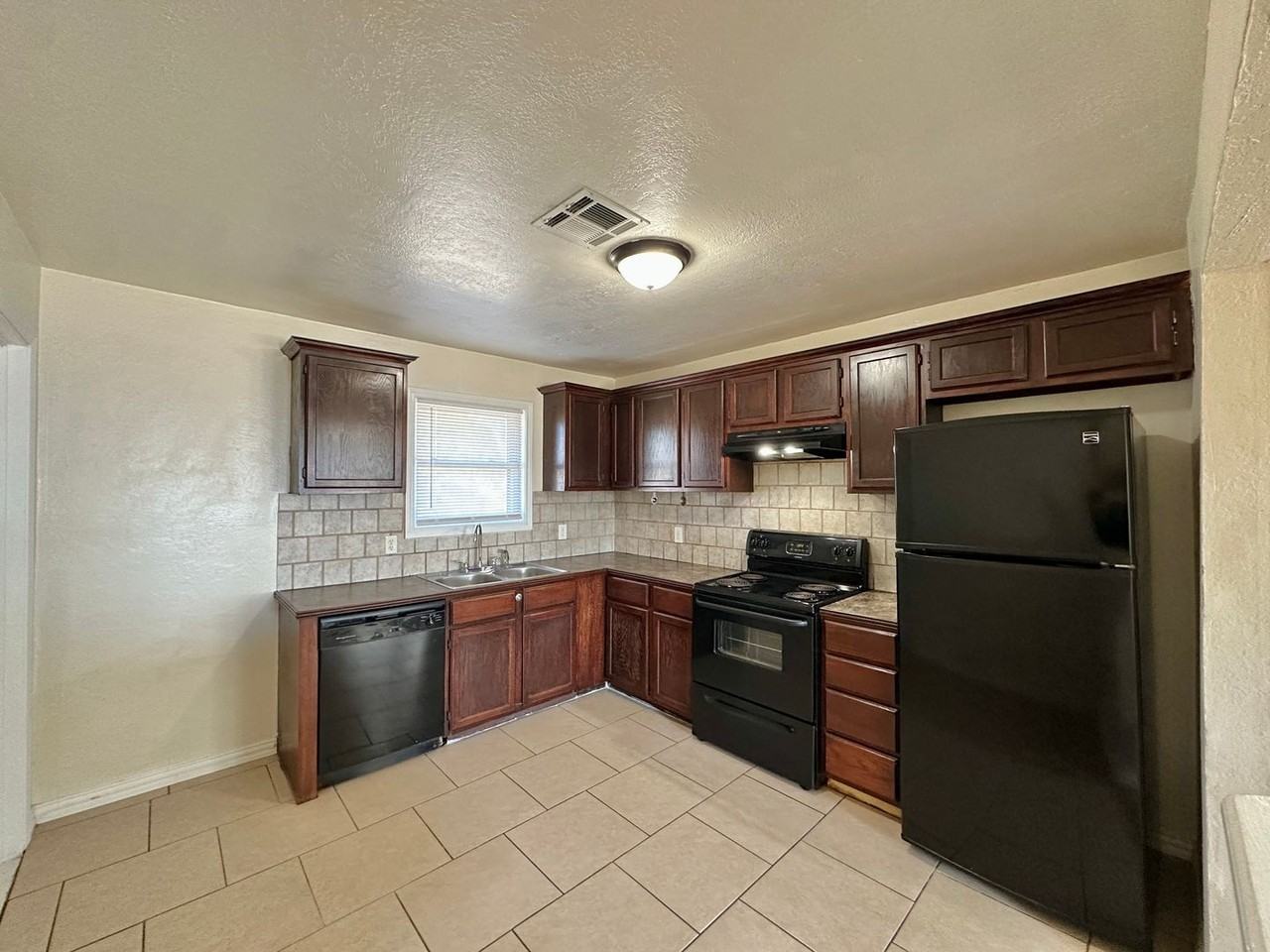 4903 Nw Lindy Ave - Photo 6 of 25