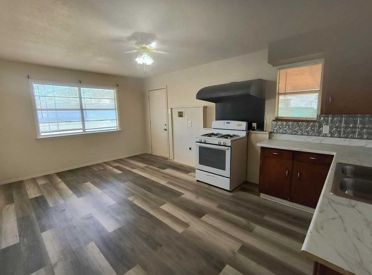 202 W 17th St - Photo 2 of 7