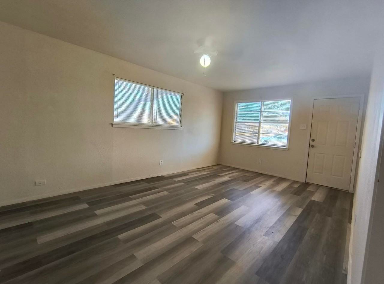 202 W 17th St - Photo 3 of 7