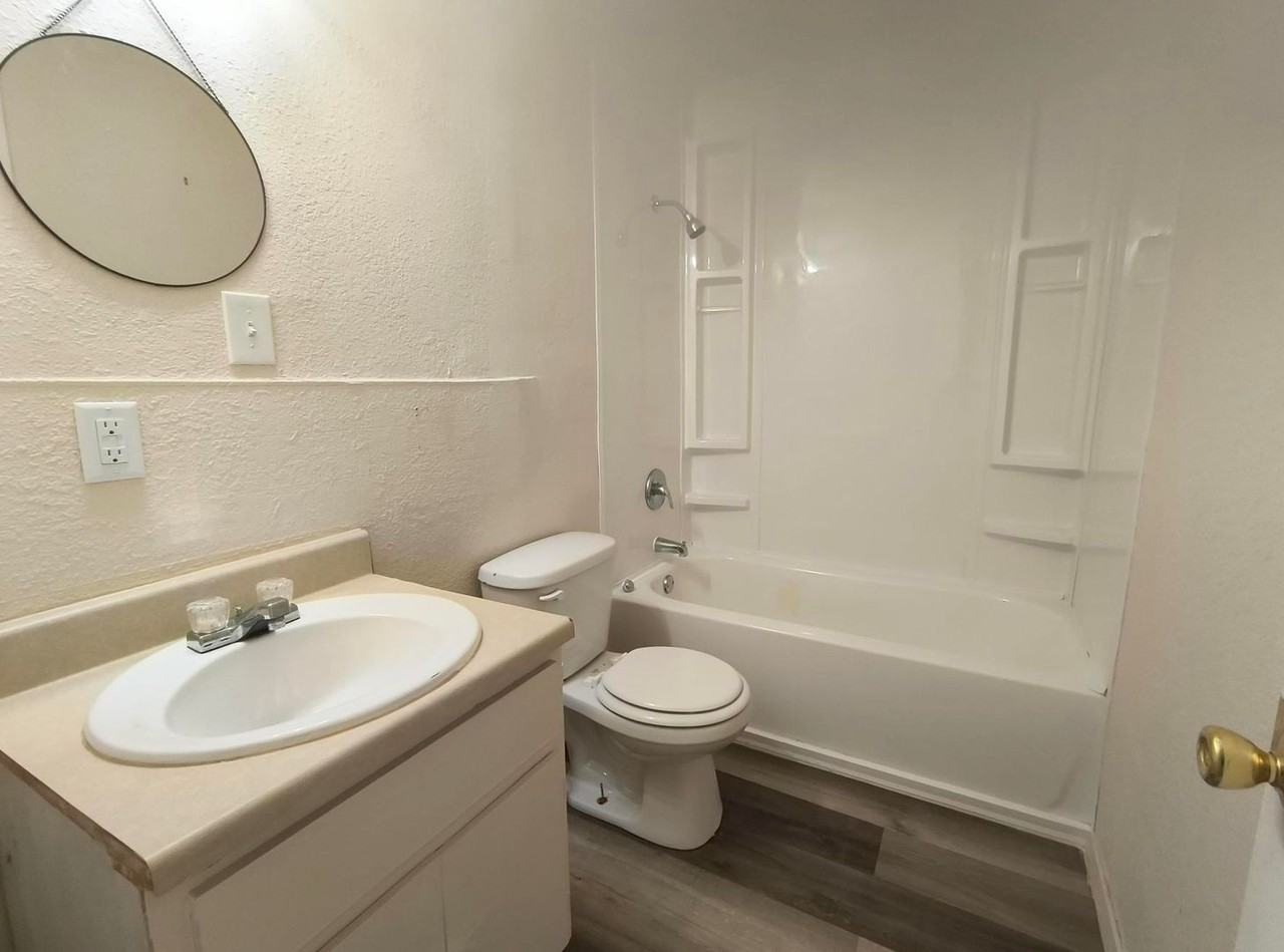 202 W 17th St - Photo 5 of 7