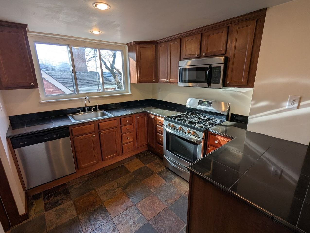 212 Plymouth St - Photo 4 of 26