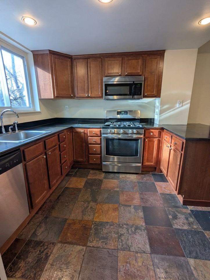 212 Plymouth St - Photo 5 of 26