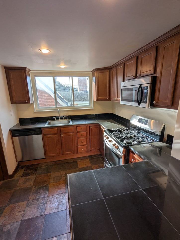 212 Plymouth St - Photo 6 of 26