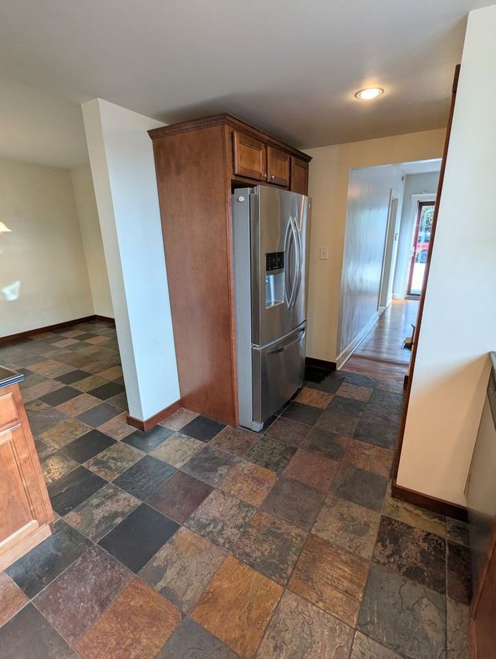 212 Plymouth St - Photo 7 of 26