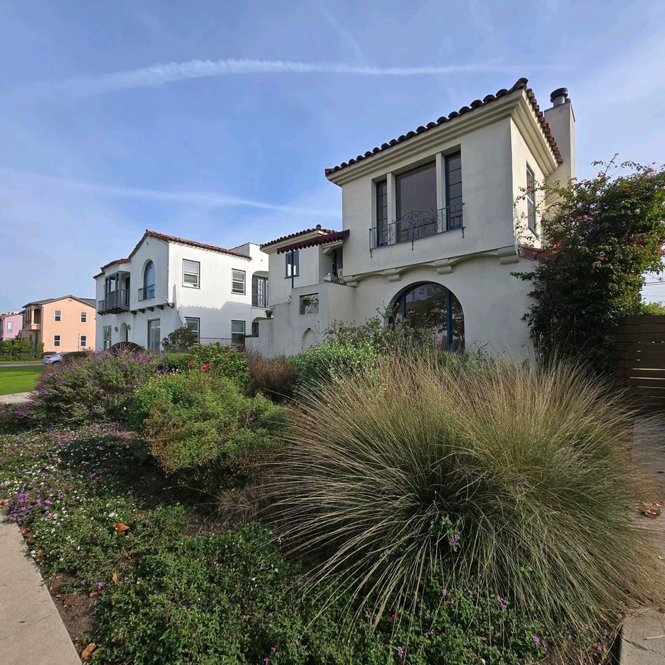 1608 S Hayworth Ave - Photo 2 of 17