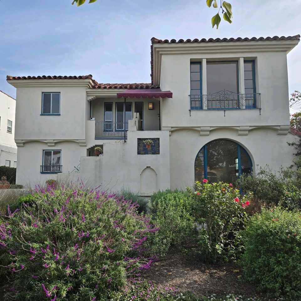 1608 S Hayworth Ave - Photo 3 of 17