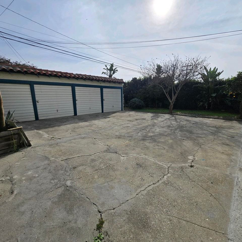 1608 S Hayworth Ave - Photo 4 of 17