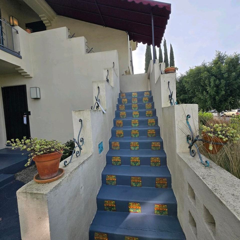 1608 S Hayworth Ave - Photo 5 of 17