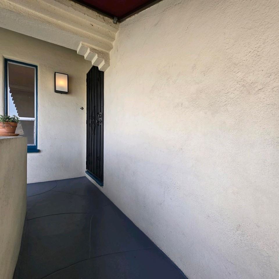 1608 S Hayworth Ave - Photo 6 of 17