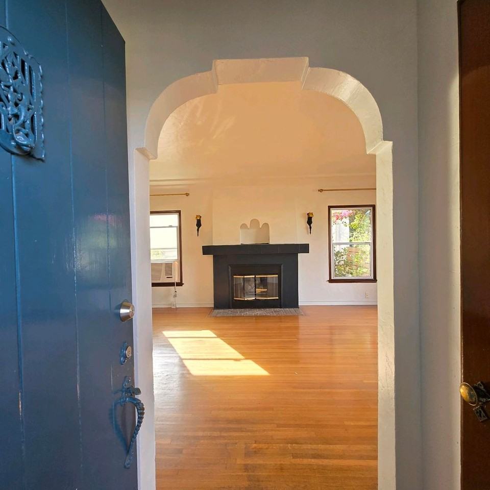 1606 S Hayworth Ave - Photo 5 of 17