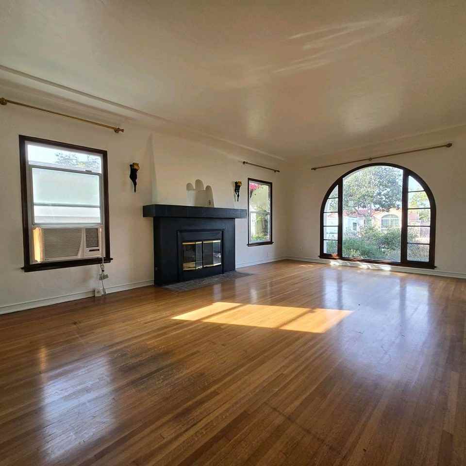 1606 S Hayworth Ave - Photo 6 of 17