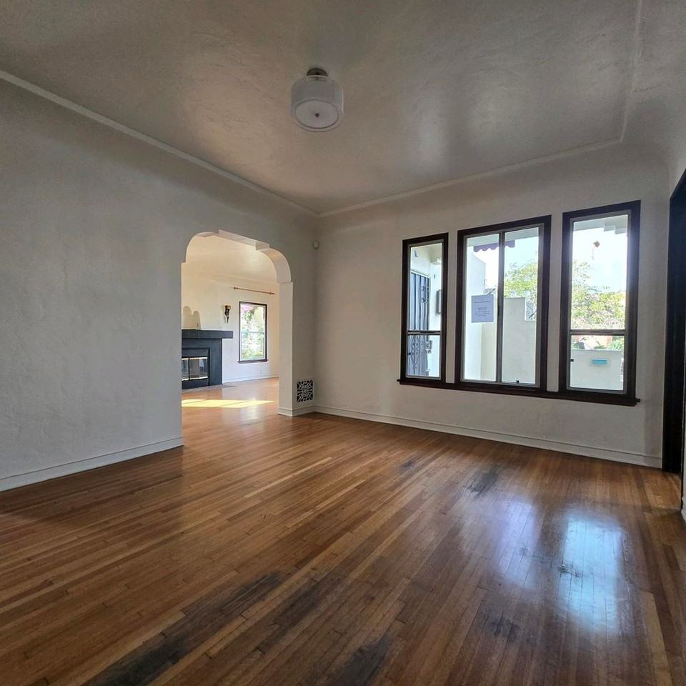 1606 S Hayworth Ave - Photo 7 of 17