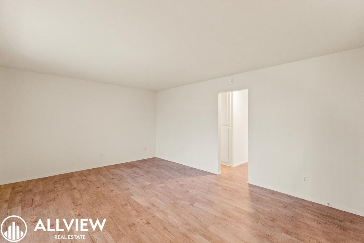 16731 Bartlett Ln - Photo 5 of 20