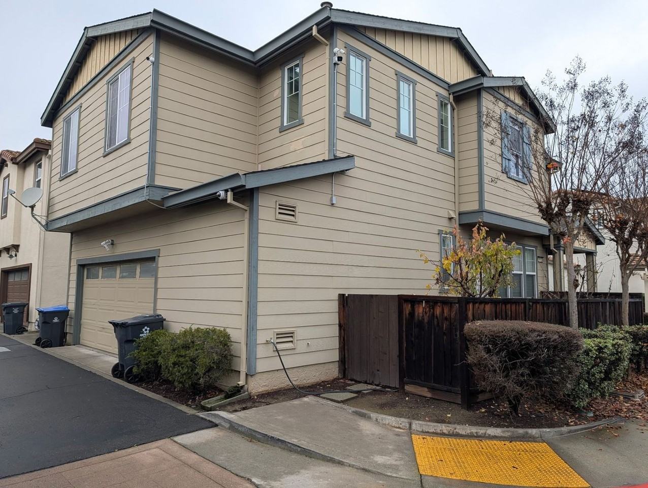 1613 Centennial Dr - Photo 3 of 12