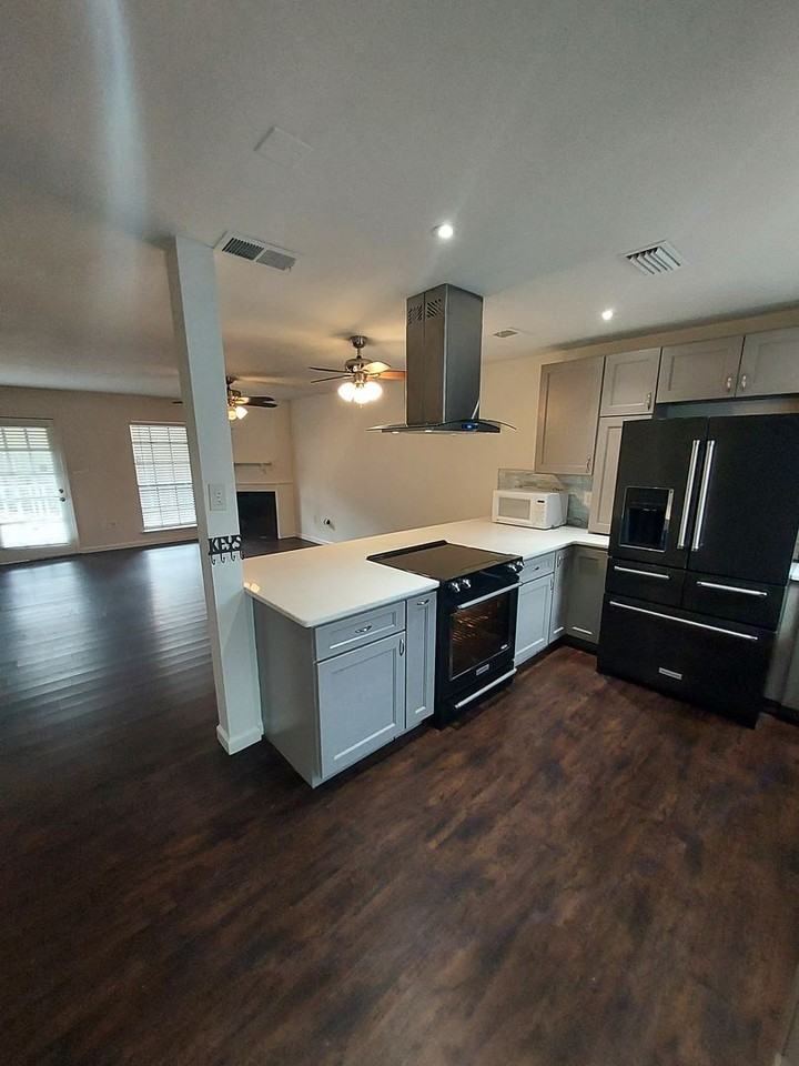 4390 Stumberg Ln - Photo 3 of 13