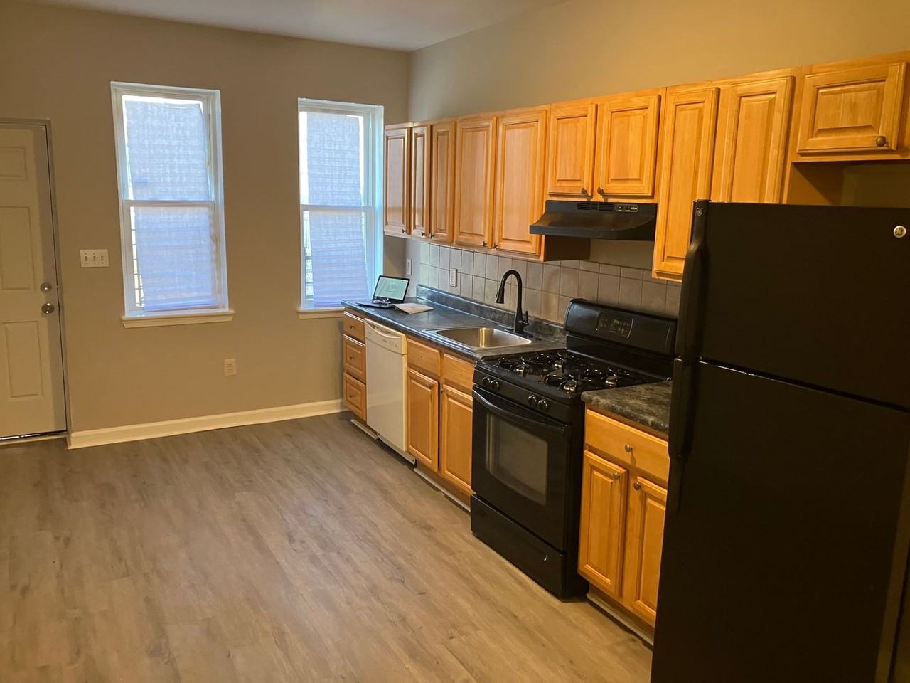 420 N Montford Ave - Photo 4 of 11
