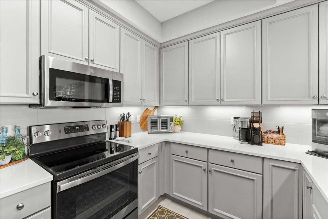 1 Riverwalk Dr - Photo 2 of 41