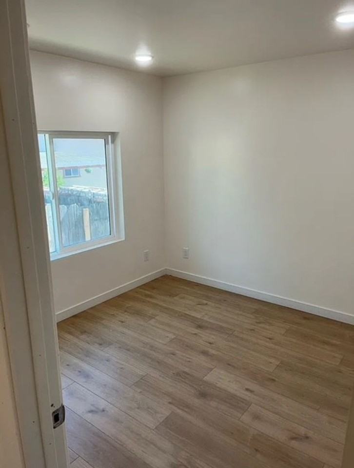 1495 Sydney St - Photo 5 of 8