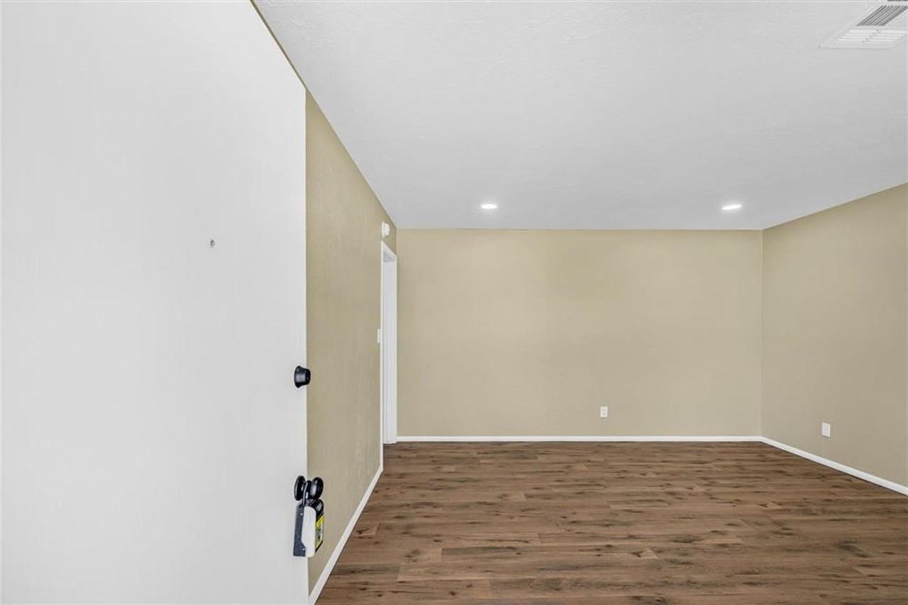 703 Se Sullivan Dr - Photo 2 of 13