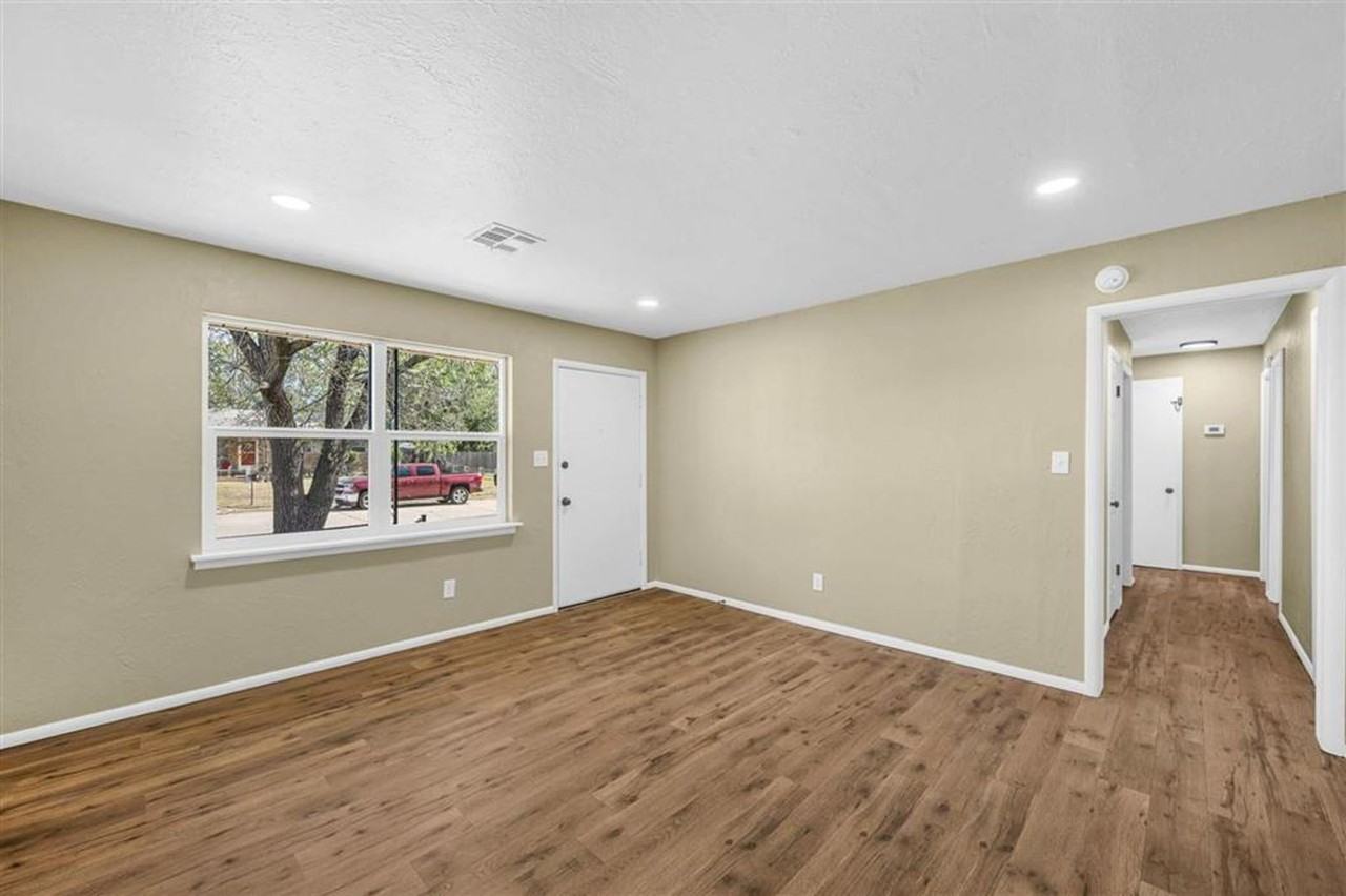 703 Se Sullivan Dr - Photo 3 of 13