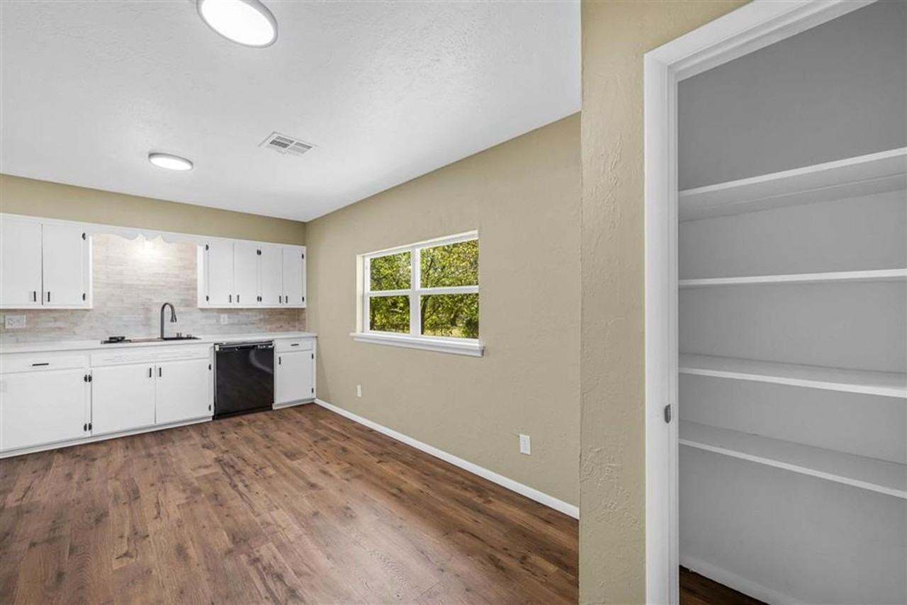 703 Se Sullivan Dr - Photo 5 of 13