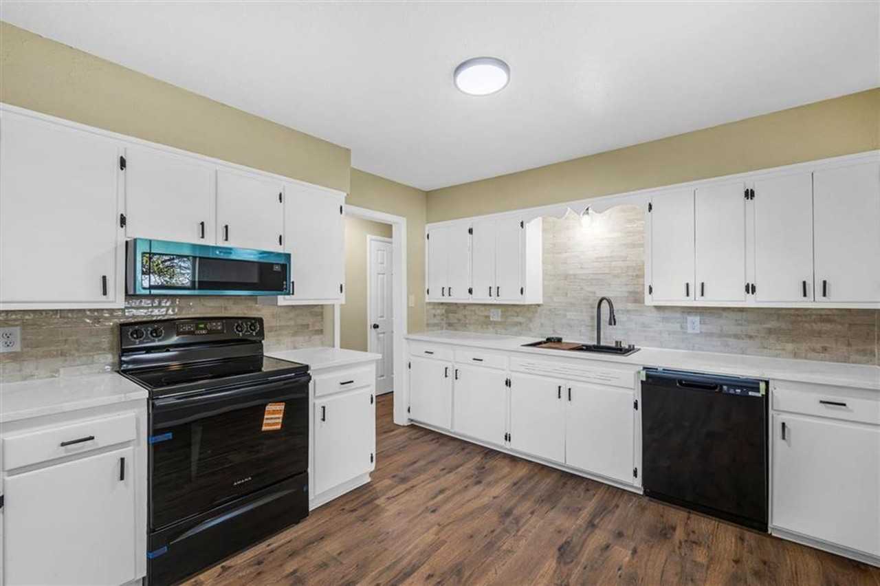 703 Se Sullivan Dr - Photo 6 of 13