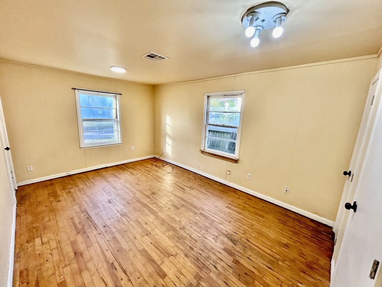 428 W 8th St - Photo 4 of 12