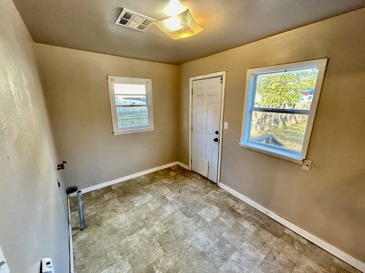 428 W 8th St - Photo 6 of 12