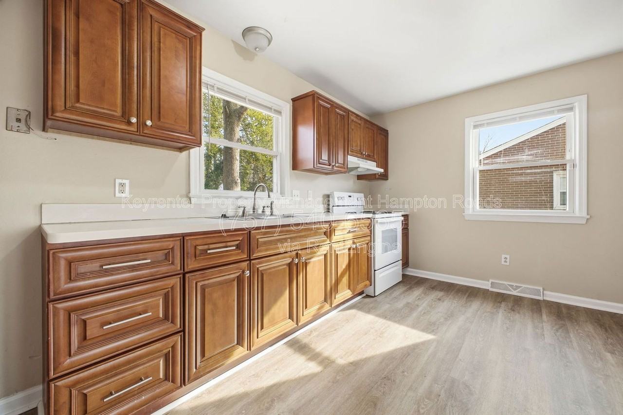 211 Madrid Dr - Photo 7 of 25