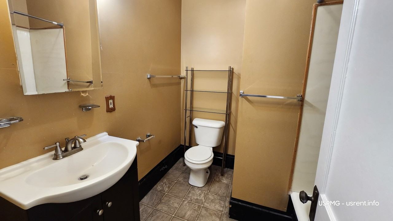 7504 Hamilton Ave - Photo 4 of 11