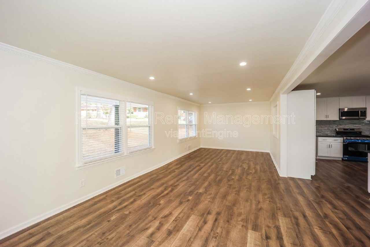 3702 Chesapeake Way - Photo 4 of 40