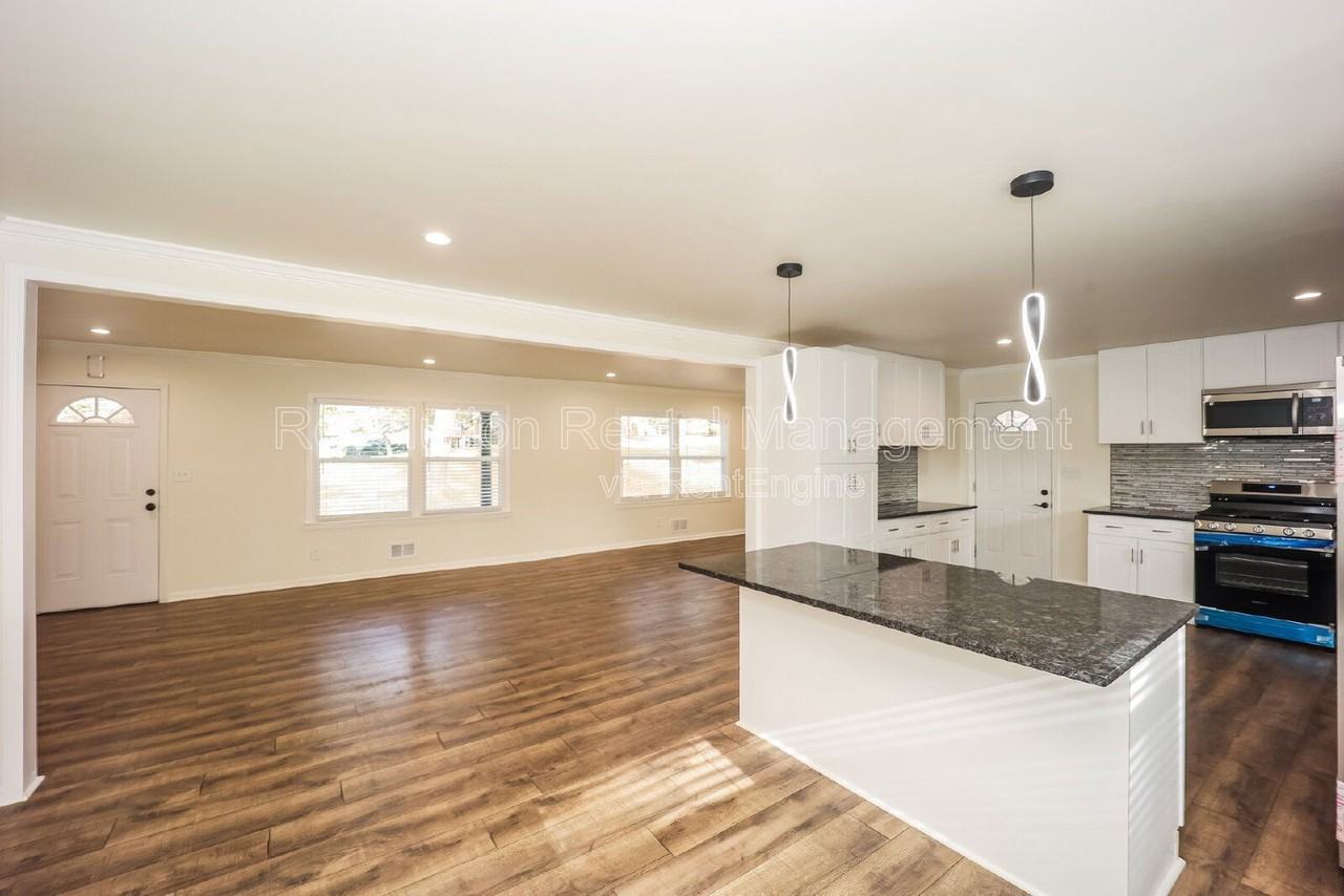 3702 Chesapeake Way - Photo 5 of 40