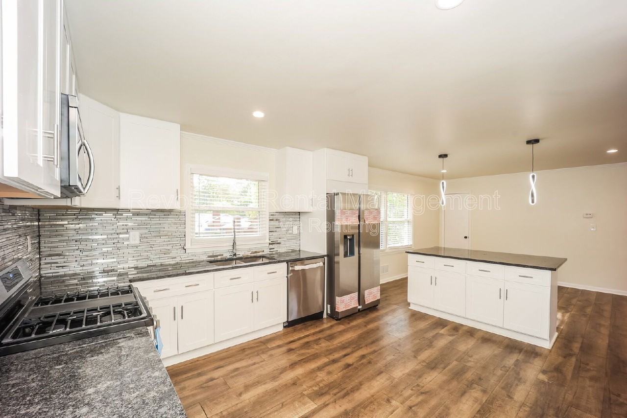 3702 Chesapeake Way - Photo 7 of 40