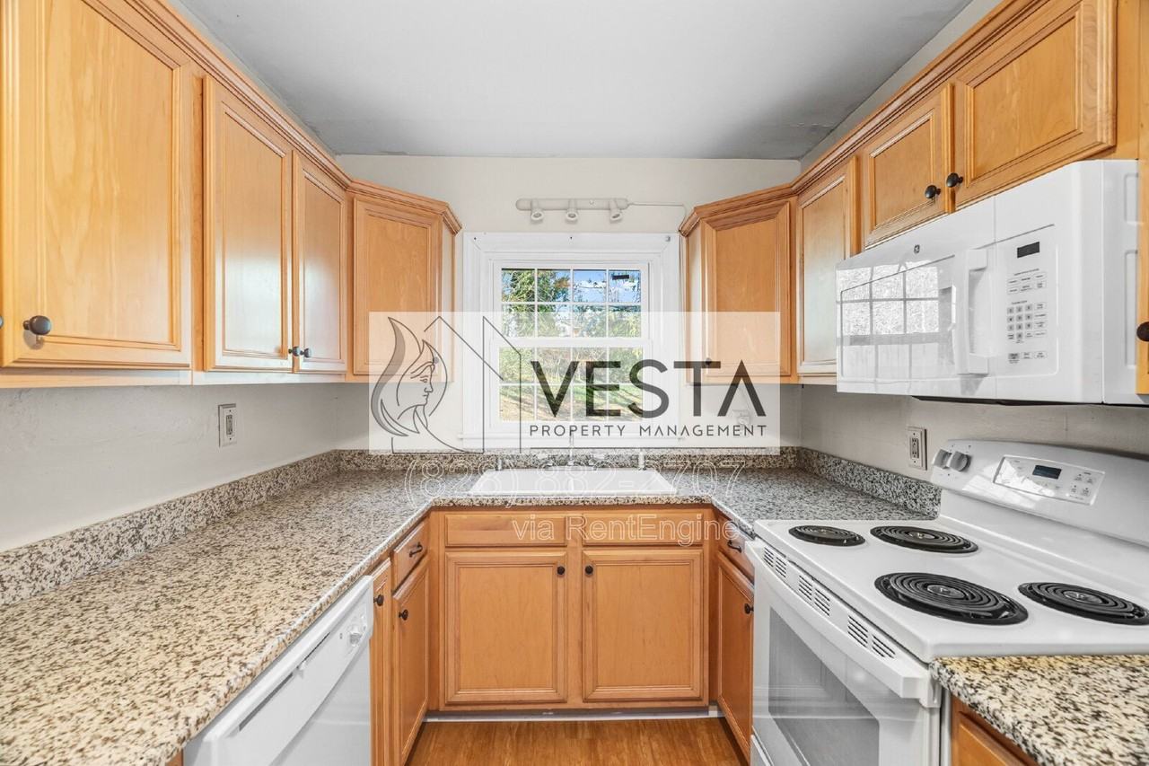 18 Canterbury Rd - Photo 6 of 41