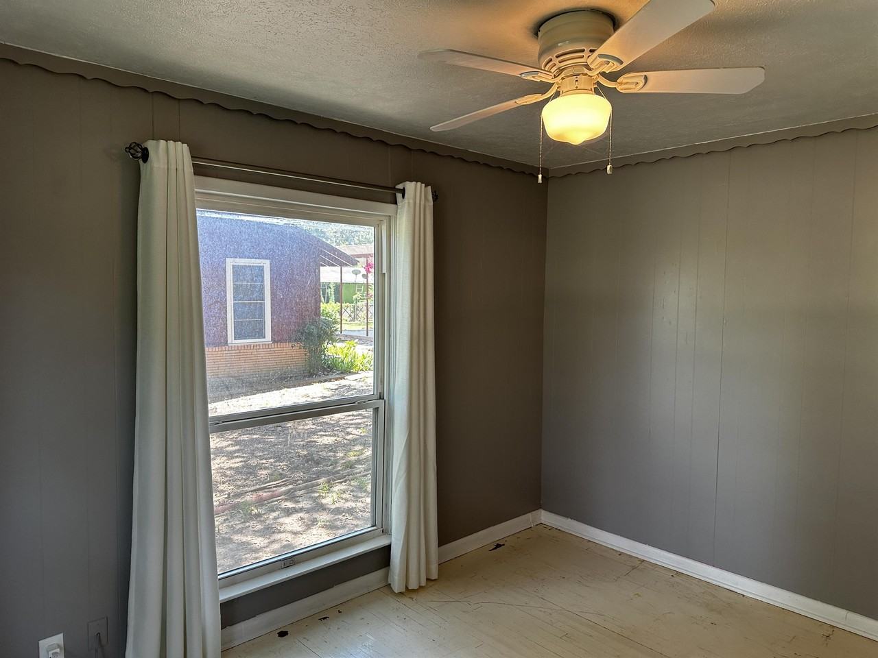 906 Kingston Rd - Photo 2 of 21