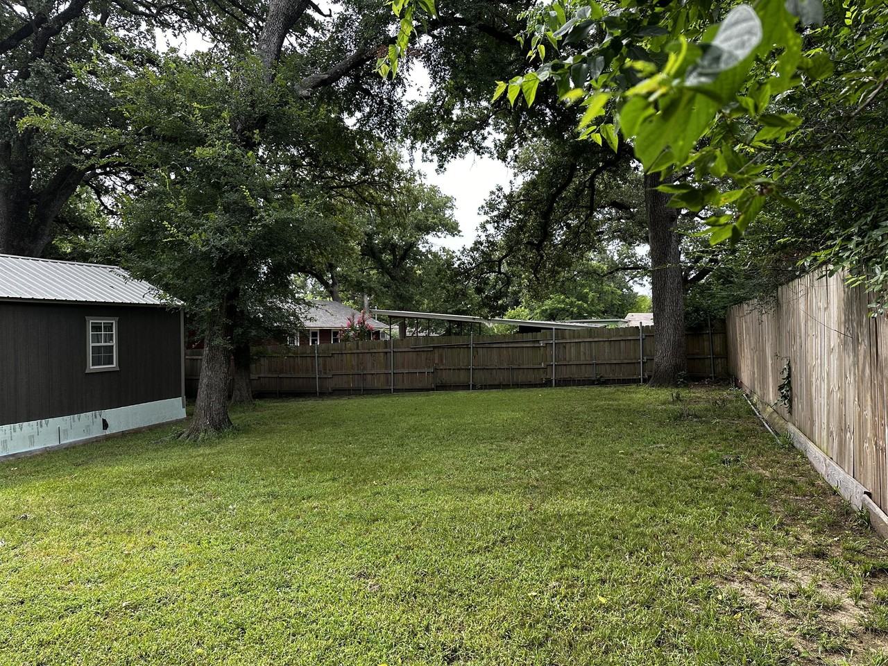 906 Kingston Rd - Photo 3 of 21