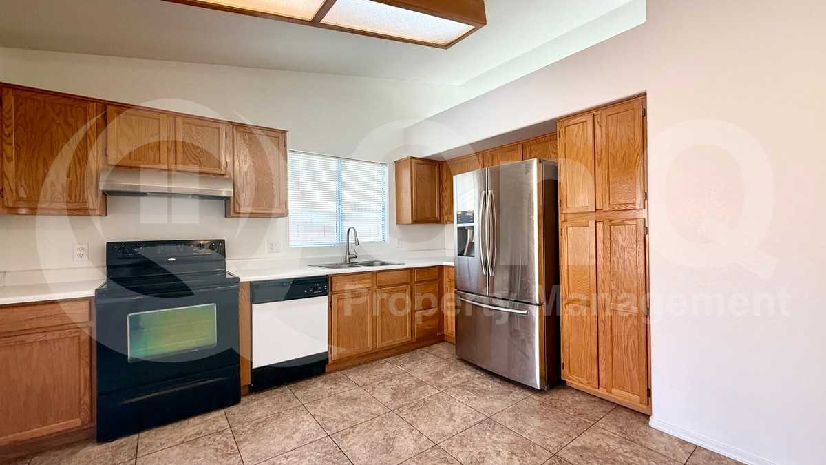 8622 W Roanoke Ave - Photo 3 of 18