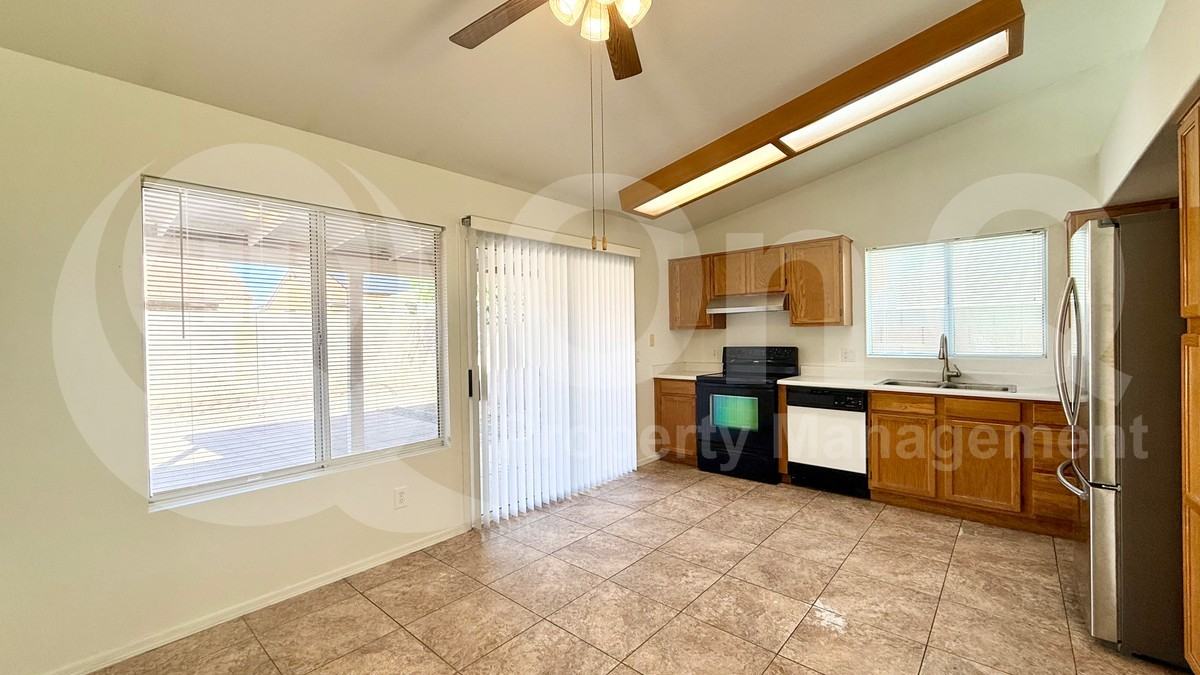 8622 W Roanoke Ave - Photo 4 of 18