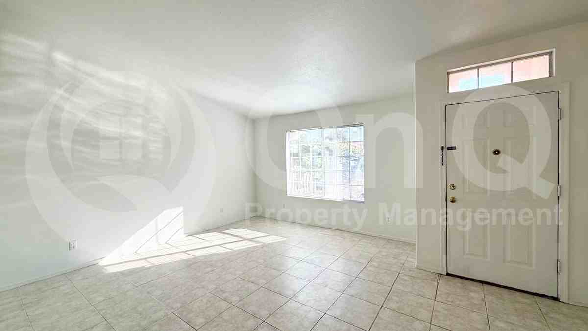 8622 W Roanoke Ave - Photo 5 of 18